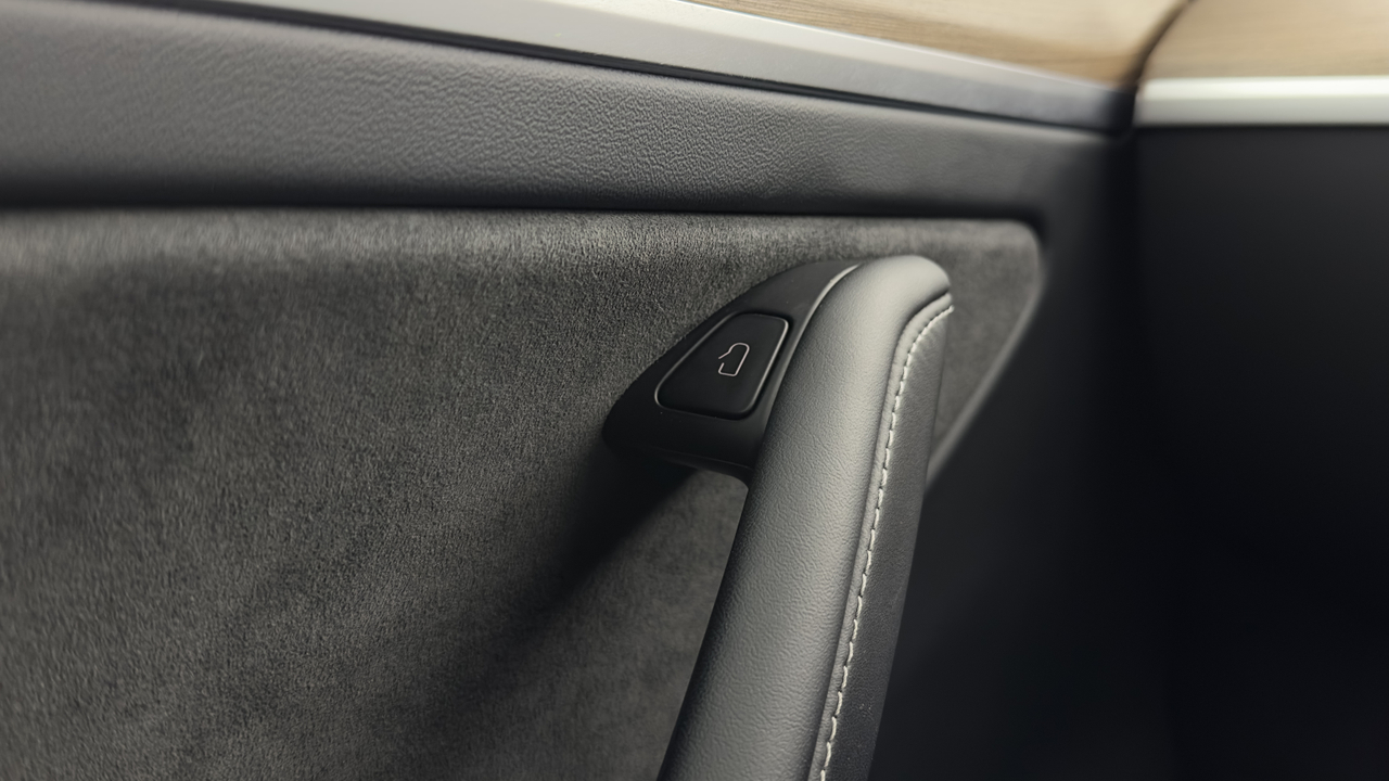 Tesla MODEL Y Standard RWD — photo 16