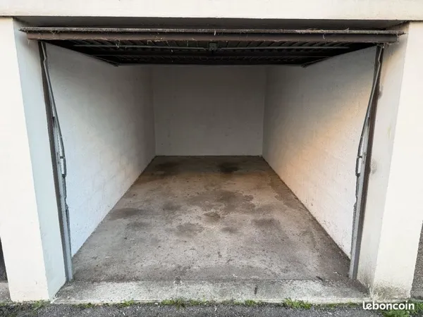 Parking/box 1 pièce 13 m²