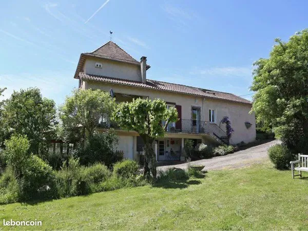 Domaine avec 6 gîtes et maison principale