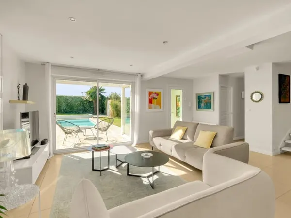 Villa lumineuse avec piscine Domaine privé sur les hauteurs de Bruguières