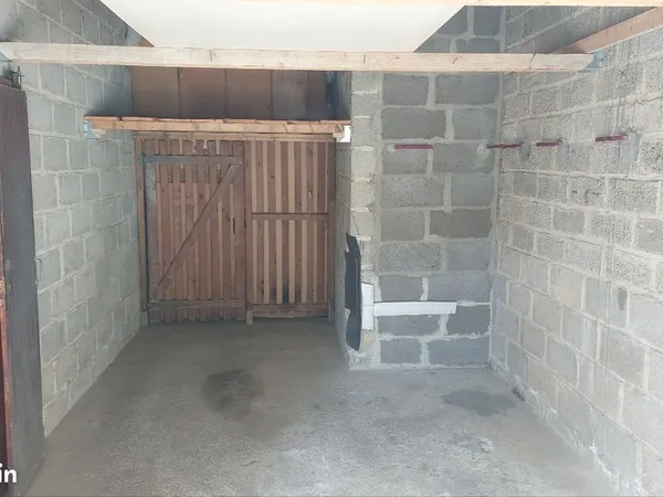 Garage/ Box