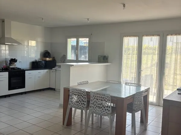 A louer maison mitoyenne t4 + garage a st savin
