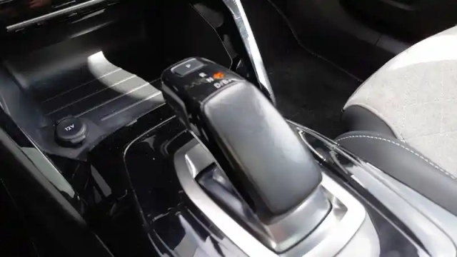 Peugeot 2008 moteur électrique 136 ch — photo 20