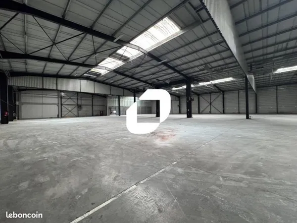 Local industriel 4 858 m²