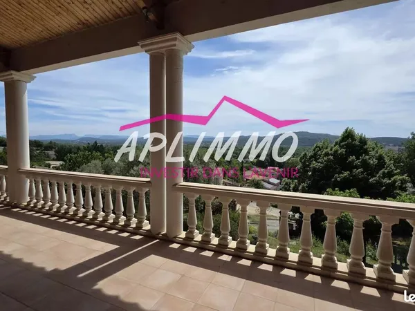 Maison 8 pièces 305 m²