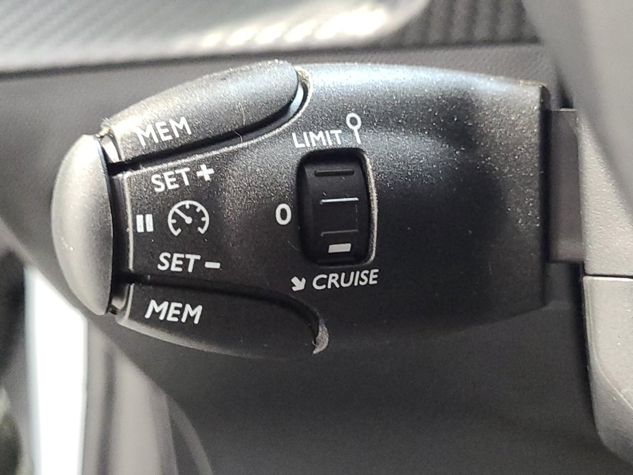 Peugeot 208 turbo 100 ch bvm6 style — photo 22