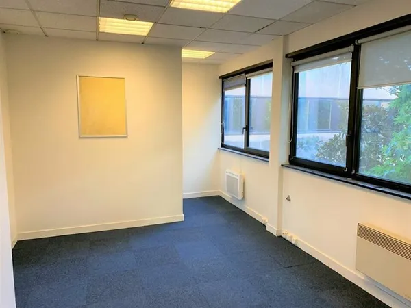 Bureau et espace de travail Location Saint-Avertin  57m² 728€