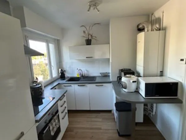 À louer - T2 de 48 m² avec balcon, parking, cave et cuisine équipée
