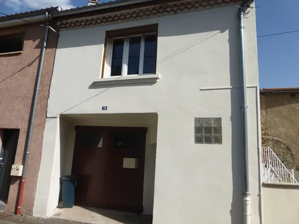 LE BREUIL-SUR-COUZE / Maison de bourg à vendre de 50 m² habitables (3 pièces) !
