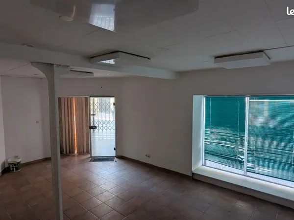 Local commercial 45 m² avec vitrine & réserve (Angle de rue)