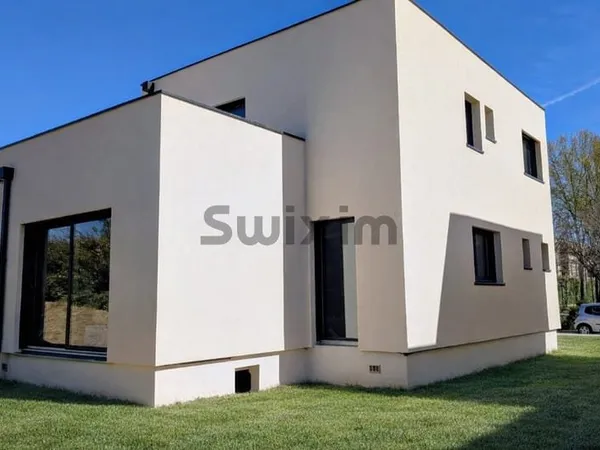 Nîmes, Maison ossature Bois, quartier Haute Magaille, place