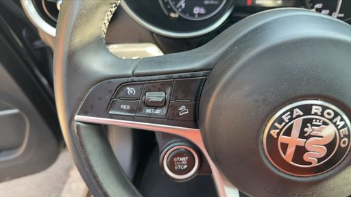 Alfa Romeo Stelvio 2.0 T4 MAir 200 Q4 AT 8 - Super – 2019 – 65070 km – Essence – Boîte Automatique — photo 9