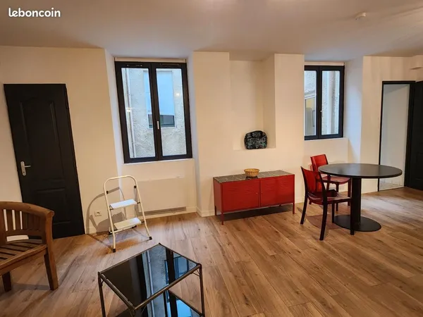 Meublé- Valence Vieille Ville- 44 M2 + Cour privée. 1er Etage