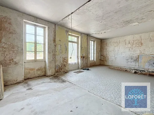 Maison coquille vide de 520 m² sur 5 607 m² Proche Montendre et Jonzac