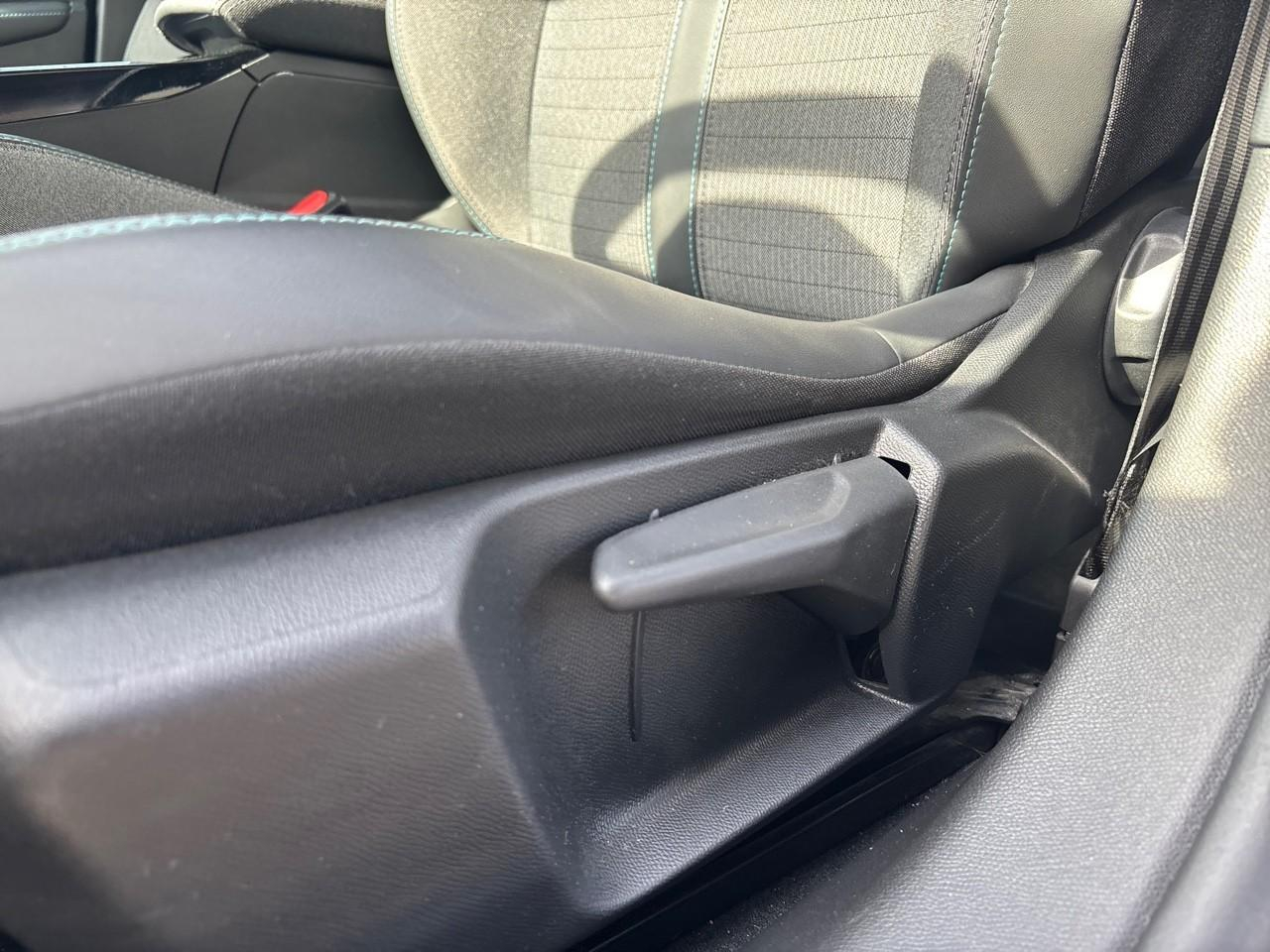 Peugeot 208 1.2 puretech 100ch s&s allure — photo 15