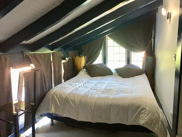 Chambre lumineuse entre océan et nature