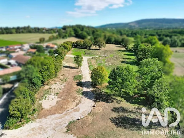 Terrain 592 m²
