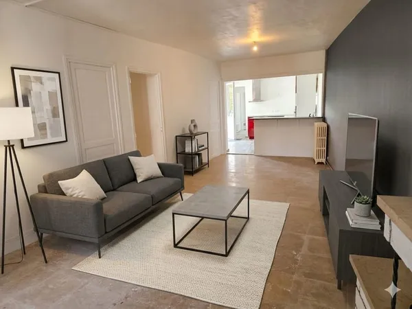 108 m2 de plain pied au centre de Milly-La-Forêt avec jardin de 300 m2, 3 chambres, 2 bureaux et dép