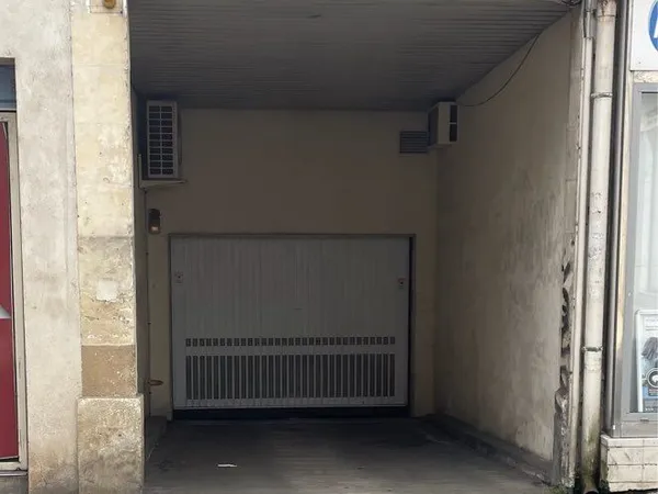 BOX FERMÉ EN PARKING SOUTERRAIN - 19 m2