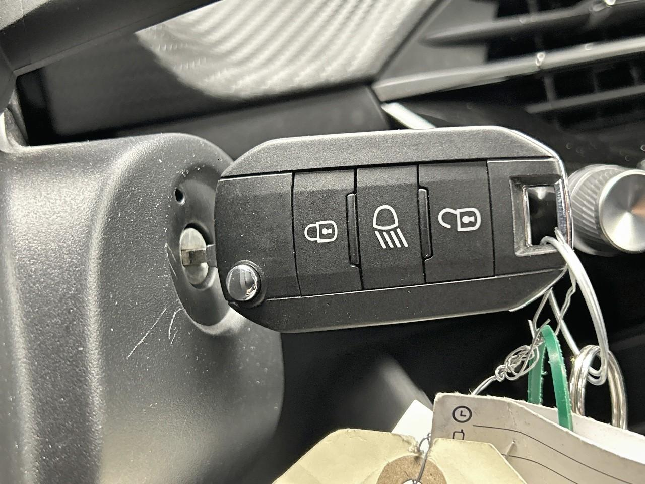 Peugeot 208 puretech 100 s&s bvm6 style — photo 19
