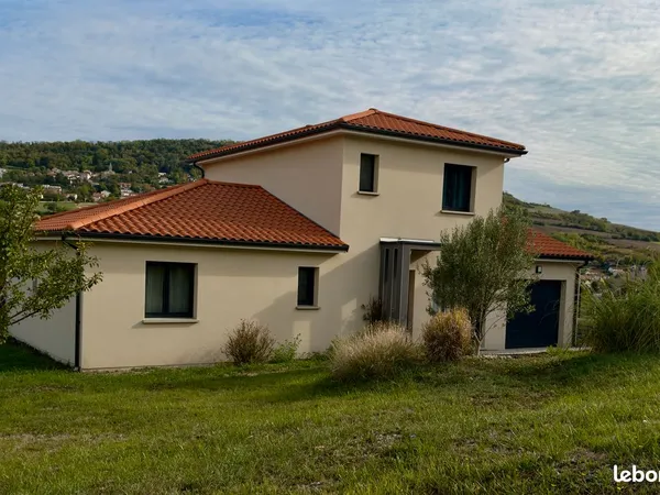 Maison à Veyre-Monton avec piscine, sauna et vue dégagée sur terrain de 1 140 m²
