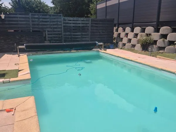 Propose colocation. Dans maisons avec piscine