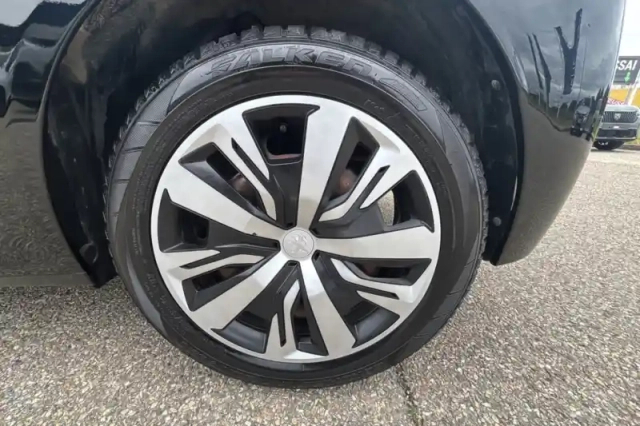 Peugeot 208 puretech 100 s&amp;s bvm6 — photo 12