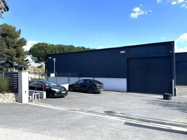 Local d'activité 382 m²