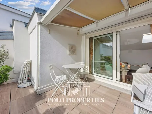 Pied à terre avec terrasse -Triangle d'or