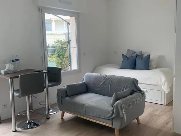 Location meublée studio 22 m² avec terrasse 9m2 - Puteaux (92800) - 960