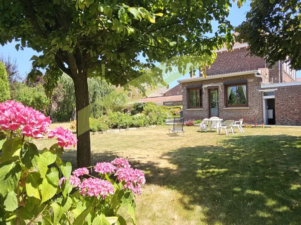 Maison 6 pièces de 132 m2 avec jardin et, garages et dépenda