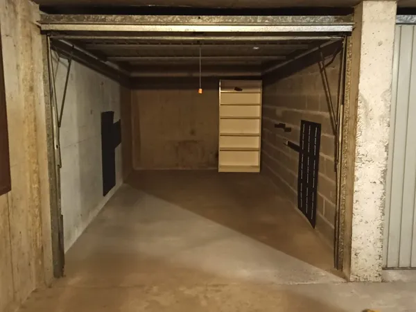Loue box fermé parking 12m2