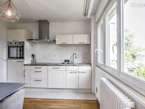 Chambre plein sud avec balcon privatif - colocation 4 pers. à Annemasse -à 10 min à pied du tram pou