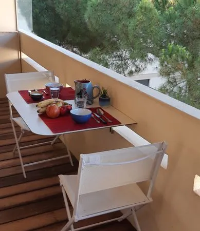 APPARTEMENT 2 pièces, Fréjus proche marina plage et mer, gare, calme, parking et cave