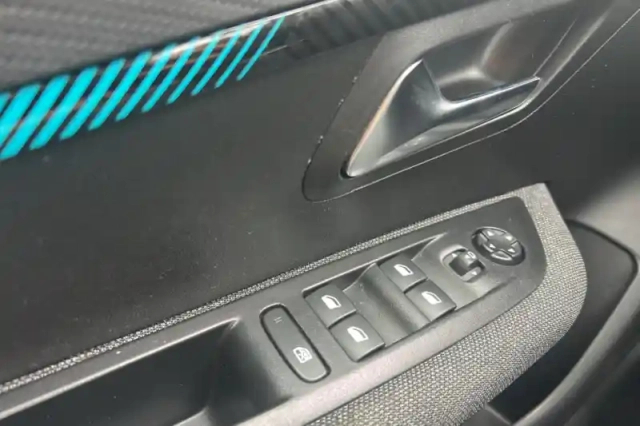 Peugeot 208 puretech 100 s&amp;s bvm6 — photo 13