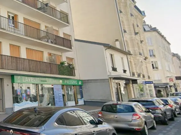 Local commercial 84m2 avec belle vitrine sur rue passante proche du centre-ville