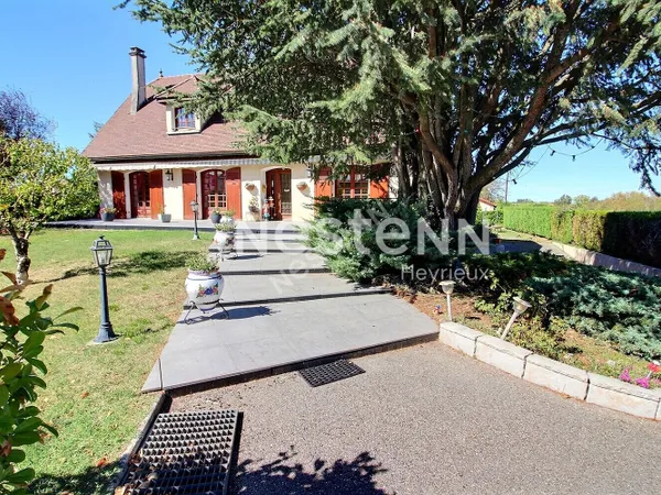 HEYRIEUX - Magnifique villa d'architecte de 222m² édifiée sur une parcelle de 1590m²!