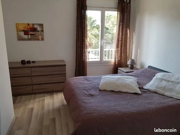 À louer ttes charges comprises, lumineux T3. 59m2, 2 chambres. Climatisation. Fibre internet. Local 
