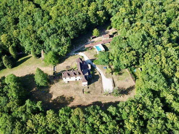 Propriété de caractère ade 20 hectares avec maison principale, maison d'amis, piscine, étang et cadr