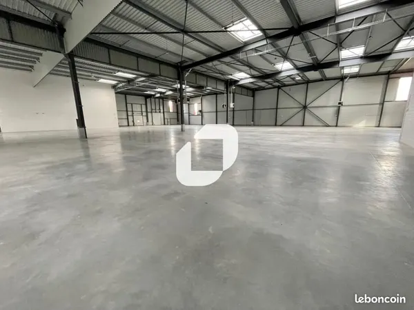 Local d'activité 3 925 m²
