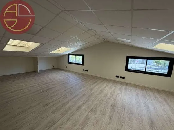 Entrepôt 332m² à vendre à Montrabé proche A68