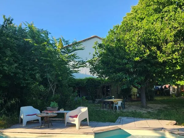 Chambre dans une colocation avec jardin et piscine