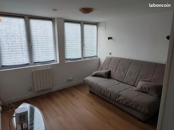 Loue appartement meublé avec petit jardin toutes charges comprises proche de toutes commodités