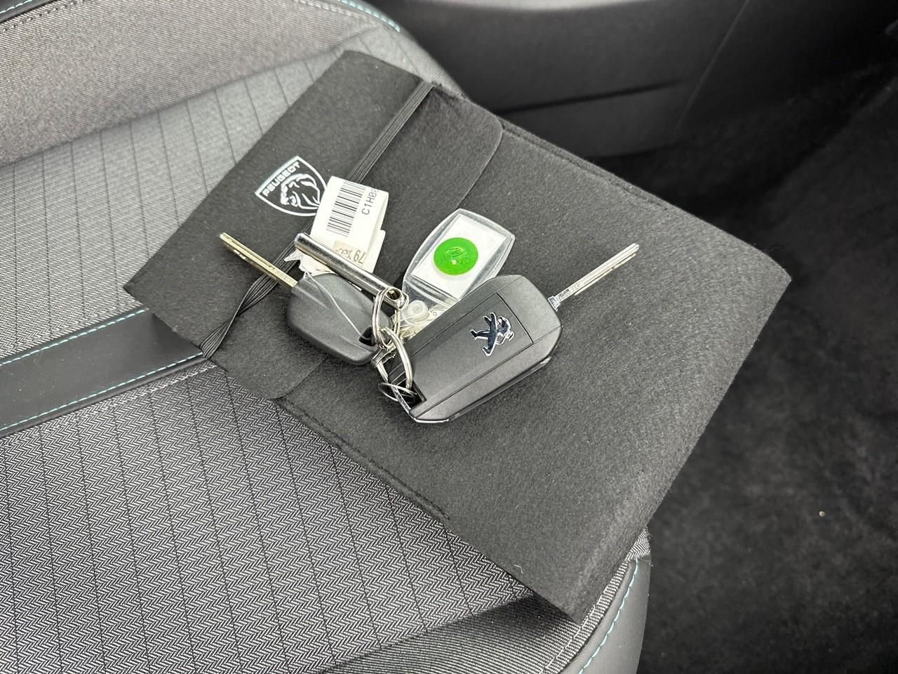 Peugeot 2008 puretech 130 s&s bvm6 allure pack — photo 32