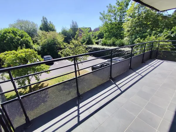 Grand Type 2 en bon état avec balcon et parking privé