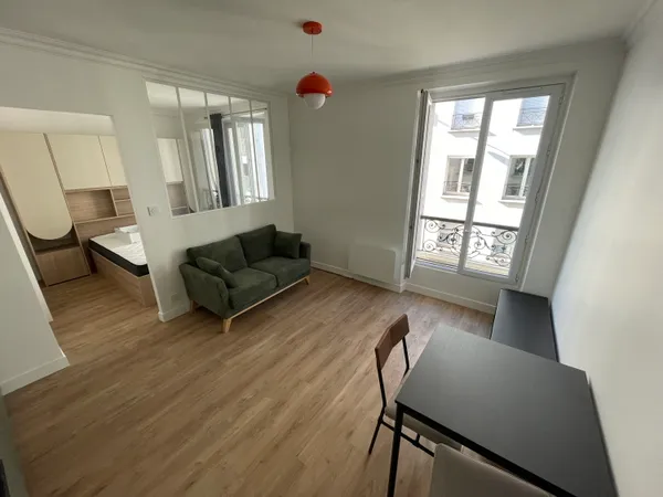 Studio refait à neuf — Paris 18e