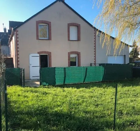 Maison de trois chambres en campagne avec garage et jardinet
