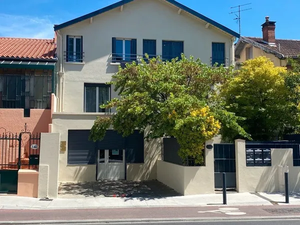Rare : Local professionnel rénové de 63m2, parking et jardin - Quartier Croix de Pierre