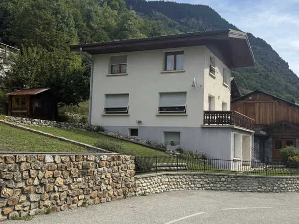 EXCLUSIVITÉ - MAISON SPACIEUSE AVEC VUE MONTAGNE À BOZEL