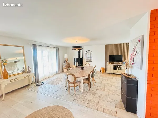 Maison Familiale avec piscine , grand terrain et sous-sol-complet / Gemeaux 21120